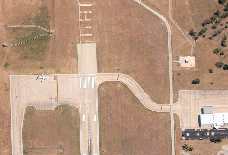 Illustration for article titled Satellite pictures of airports reveal their extreme complexity